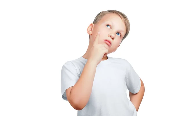 Aantrekkelijk Achtjarig Denkend Dromend Jongetje Een Wit Shirt Geïsoleerd Witte — Stockfoto