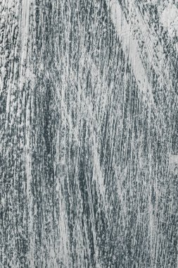 Siyah boya üzerinde gümüş fırça darbeleri. Soyut dikey moda dokusu arkaplanı