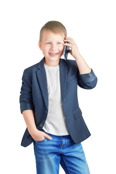 白いTシャツ ジャケット 青いジーンズを着た白人の少年が笑顔で電話で話し 白い背景に隔離された 成功した実業家 スタイリッシュな少年の概念 — ストック写真