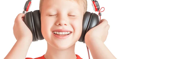 Lindo Niño Caucásico Sonriente Escuchando Música Auriculares Con Los Ojos —  Fotos de Stock