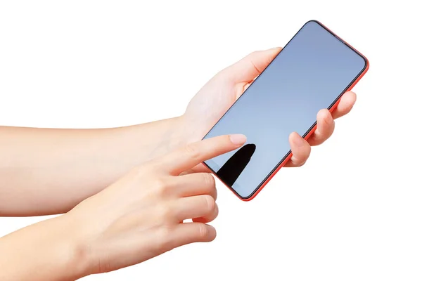 Beyaz arka planda kırpma yolu ile izole edilmiş modern akıllı telefon kullanan kadın ellerinin yan görünümü.