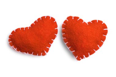 Beyaz arka planda iki kırmızı el yapımı keçeli kalp..