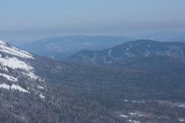 Karlı dağ tepe gökyüzüne karşı