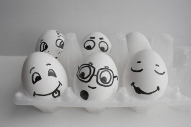 Yumurta ile karşı karşıya komiktir. Dili göster