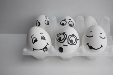 Yumurta ile karşı karşıya komiktir. Şaşkınlık ve hayranlık