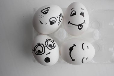 Yumurta ile karşı karşıya komiktir. Kavram arkadaşlarım