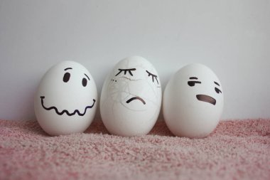 Yumurta komik yüzler acıyla Crashed vardır ve kırık