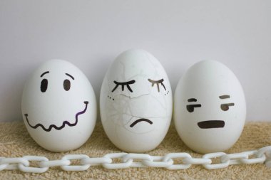 Komik suratlar yumurtalar. Kavram: ağrı. Beyaz zinciri