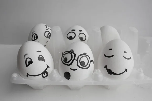 Les œufs sont drôles avec les visages. Afficher la langue — Photo
