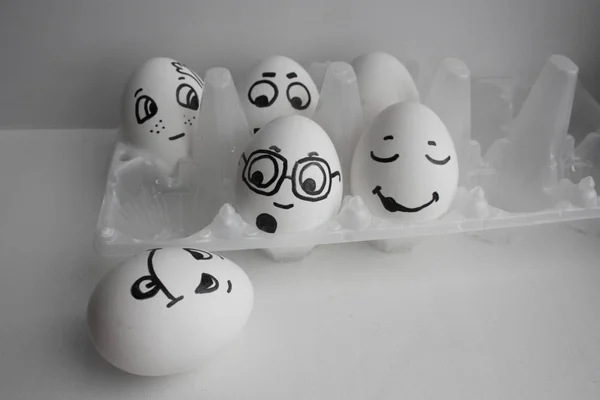 Eieren zijn grappig met gezichten. Het concept is geamuseerd — Stockfoto