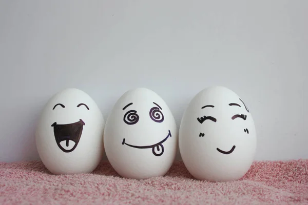 Los huevos son divertidos con caras. Concepto de risa — Foto de Stock