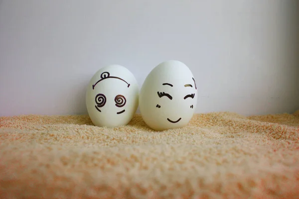 Яйца смешно с лица концепция все вверх ногами — стоковое фото