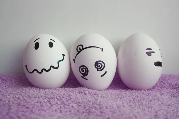 Huevos caras graciosas. Concepto de irritación, enfurece — Foto de Stock