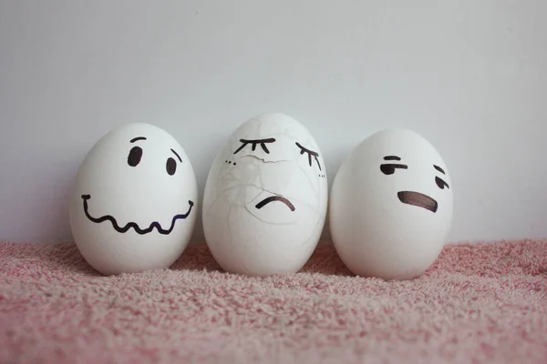 Los huevos son divertidos con el dolor de caras estrellado y agrietado — Foto de Stock