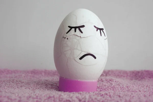 Huevo es divertido con el dolor en la cara roto agrietado — Foto de Stock
