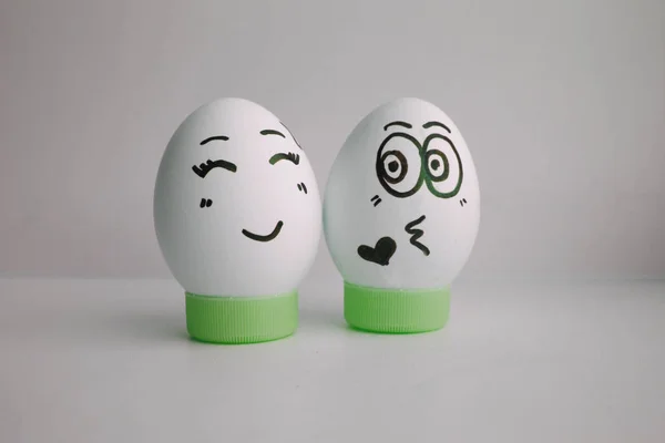 Eieren zijn grappig met een gezicht Concept: een kus — Stockfoto