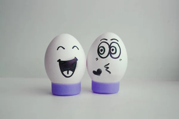 Los huevos son cara divertida Concepto: beso mutuo — Foto de Stock