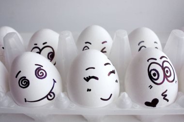 Yüz ailesiyle mutlu Paskalya Paskalya kutlamak