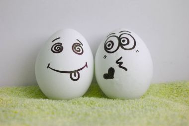 Yumurta bir cevap bile vermeden dili göstermek için seviyorum