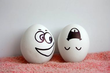 Bir yüzle hayran için kavram neşeli yumurtalar