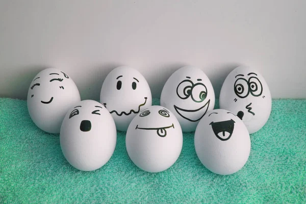 Eieren zijn vrolijk met een gezicht. Zeven stukken — Stockfoto