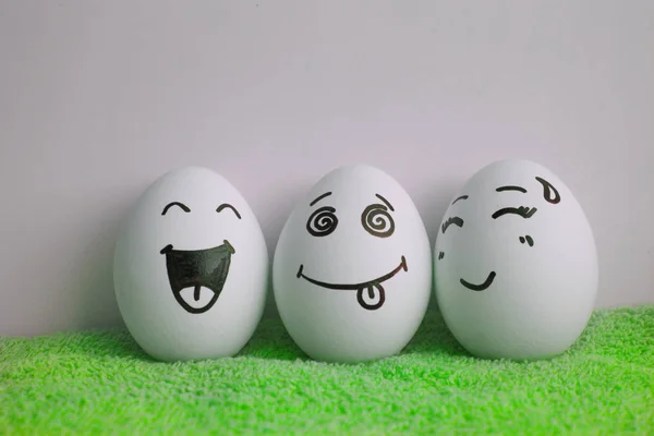 Los huevos son alegres con la cara. Dos piezas — Foto de Stock