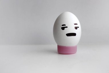 Yumurta dedikodu yüz kavramı ile neşeli