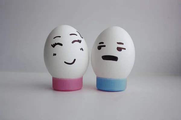 Eieren vrolijk met twee gezicht concept datum — Stockfoto