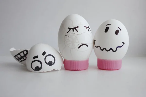 Huevos alegres con una cara dos concepto se estrelló — Foto de Stock