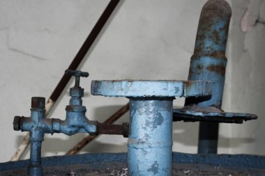 Pas boru yakın çekim mavi boya kadar