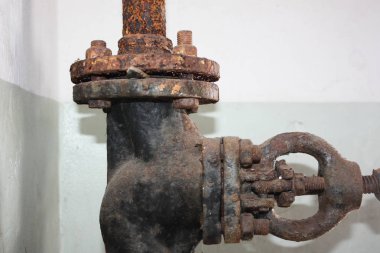 Pas boruyu yakın atış cıvata ve