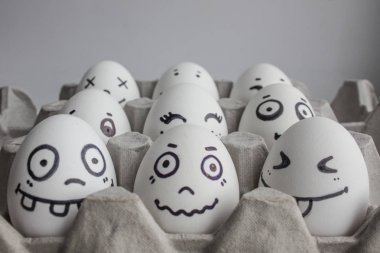 Yüzleri fotoğraf tasarımınız için yumurta. kutuya