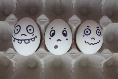 Yüzleri fotoğraf tasarımınız için yumurta. kutuya