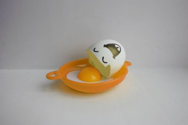 Yüz yumurta. Gülen kavramı