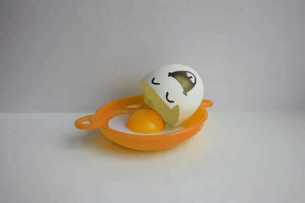 Яйца с лицом. Концепция смеха — стоковое фото