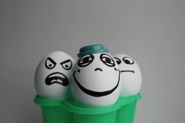 Sevimli bir yüzü ile yumurta. Fotoğraf