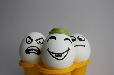 Sevimli bir yüzü ile yumurta. Fotoğraf