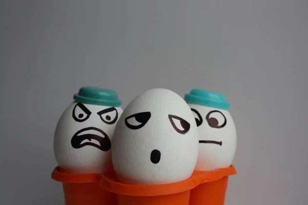 Huevos con una cara bonita. Foto: — Foto de Stock