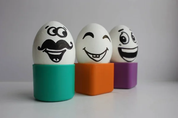 Huevos con una cara bonita. Foto para su diseño —  Fotos de Stock