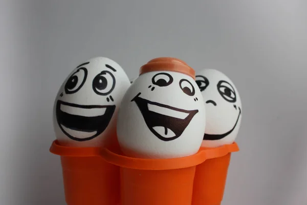 Sevimli bir yüzü ile yumurta — Stok fotoğraf