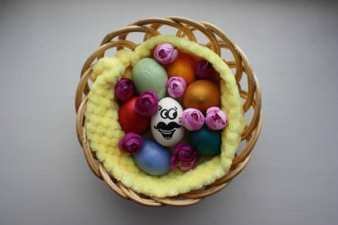 Sevimli bir yüzü ile yumurta. Fotoğraf