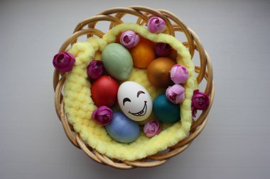 Sevimli bir yüzü ile yumurta. Fotoğraf