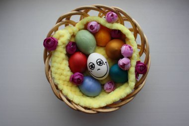 Sevimli bir yüzü ile yumurta. Fotoğraf