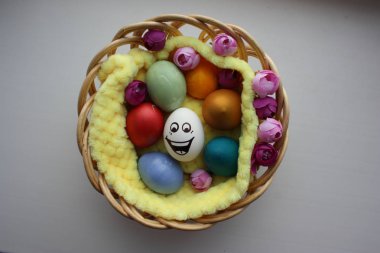 Sevimli bir yüzü ile yumurta. Fotoğraf