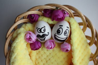 Sevimli bir yüzü ile yumurta. Fotoğraf