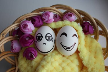 Sevimli bir yüzü ile yumurta. Fotoğraf