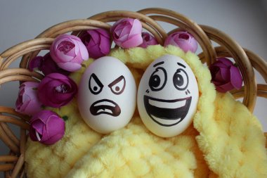 Sevimli bir yüzü ile yumurta. Fotoğraf