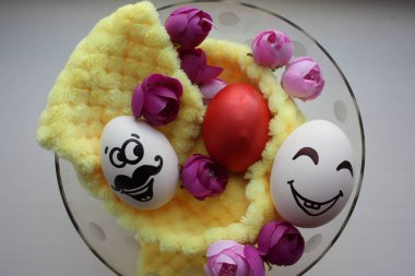 Sevimli bir yüzü ile yumurta. Fotoğraf