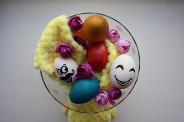 Sevimli bir yüzü ile yumurta. Fotoğraf