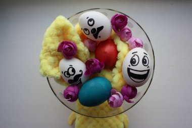 Sevimli bir yüzü ile yumurta. Fotoğraf